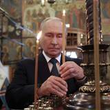 Der russische Präsident Wladimir Putin besucht am 20. August die Erzengelkathedrale im Moskauer Kreml, wo er die Grabstätte des Großfürsten Dmitri Donskoi besichtigt.