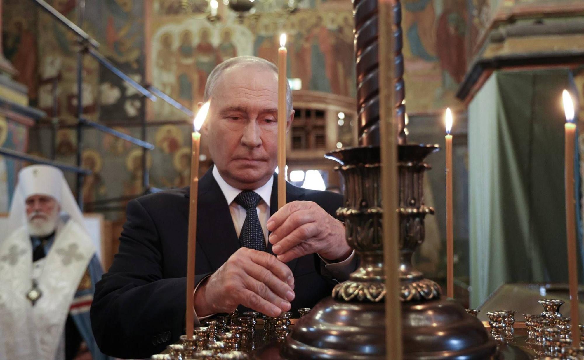 Der russische Präsident Wladimir Putin besucht am 20. August die Erzengelkathedrale im Moskauer Kreml, wo er die Grabstätte des Großfürsten Dmitri Donskoi besichtigt.