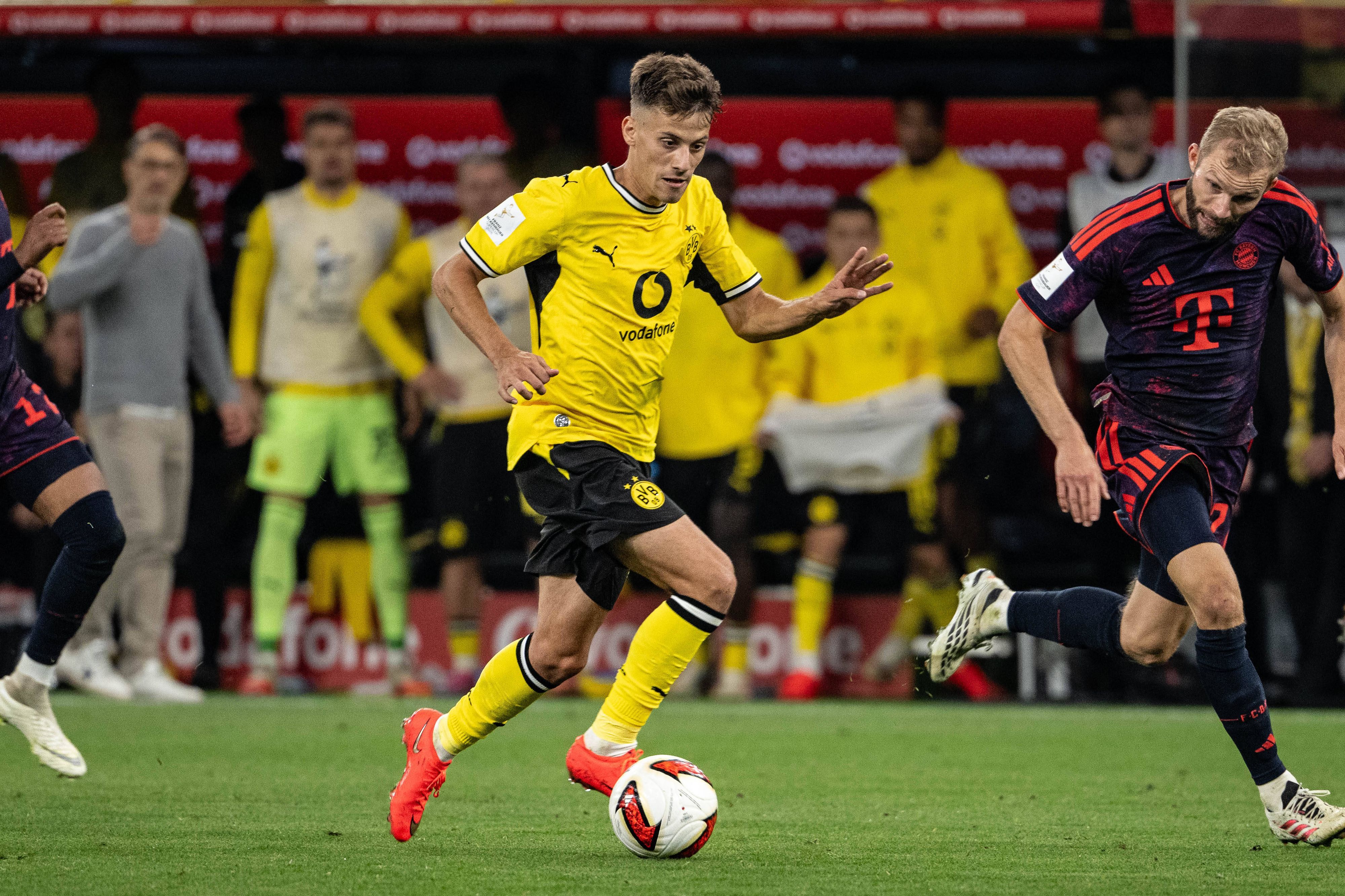 Dribbling von Giannis Konstantelias im Trikot von Borussia Dortmund.