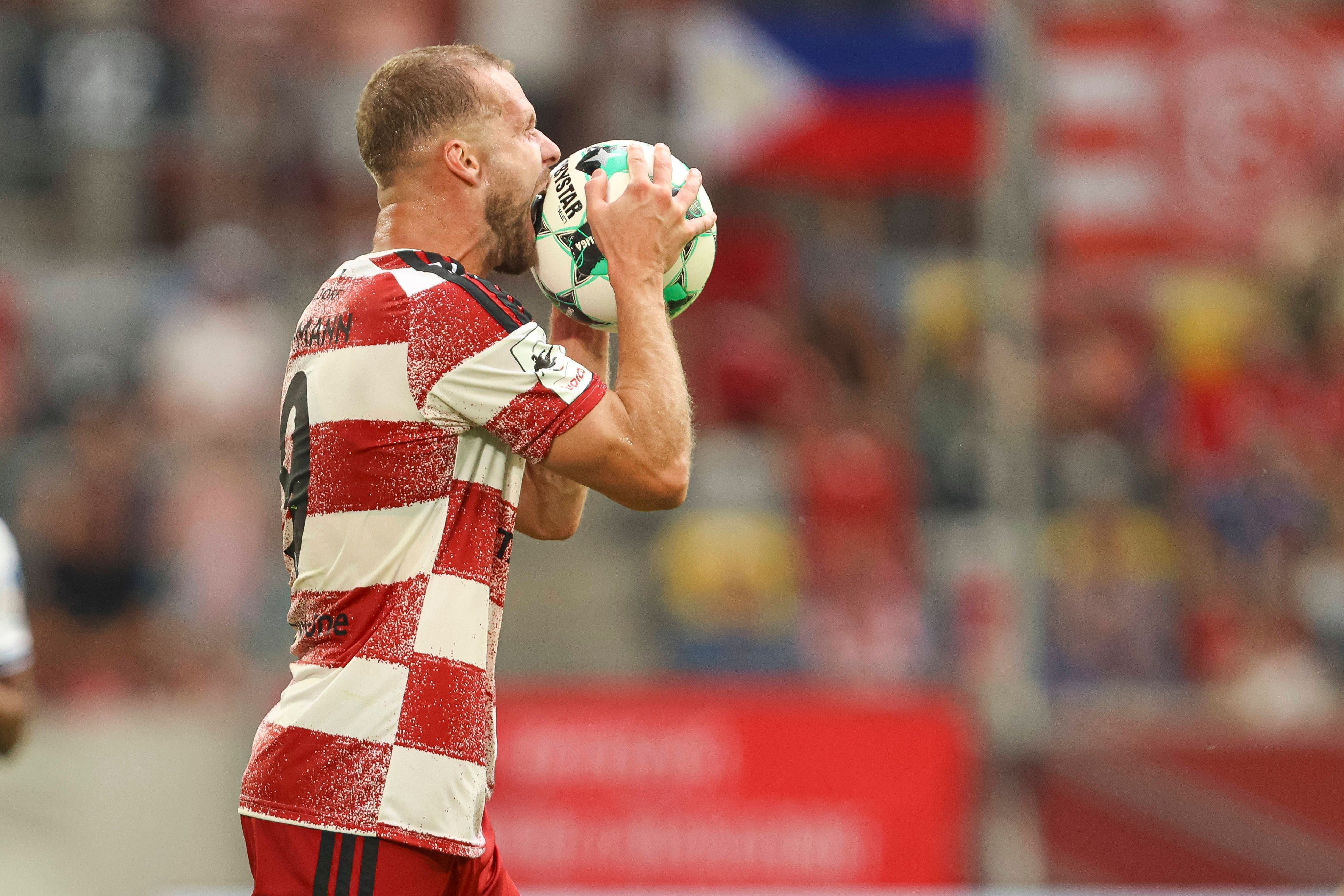 Eric Hottmann von Fortuna Düsseldorf will vor Wut den Ball fressen.