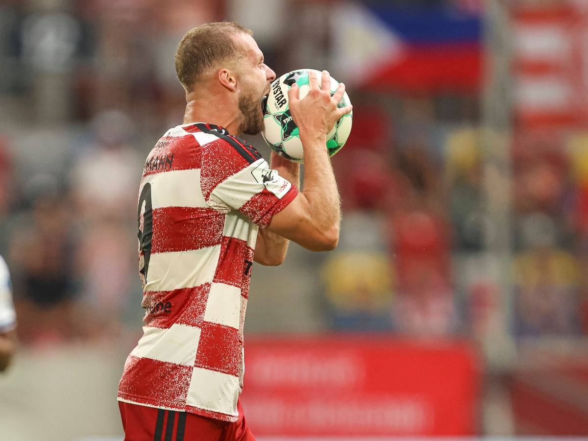 Eric Hottmann von Fortuna Düsseldorf will vor Wut den Ball fressen.