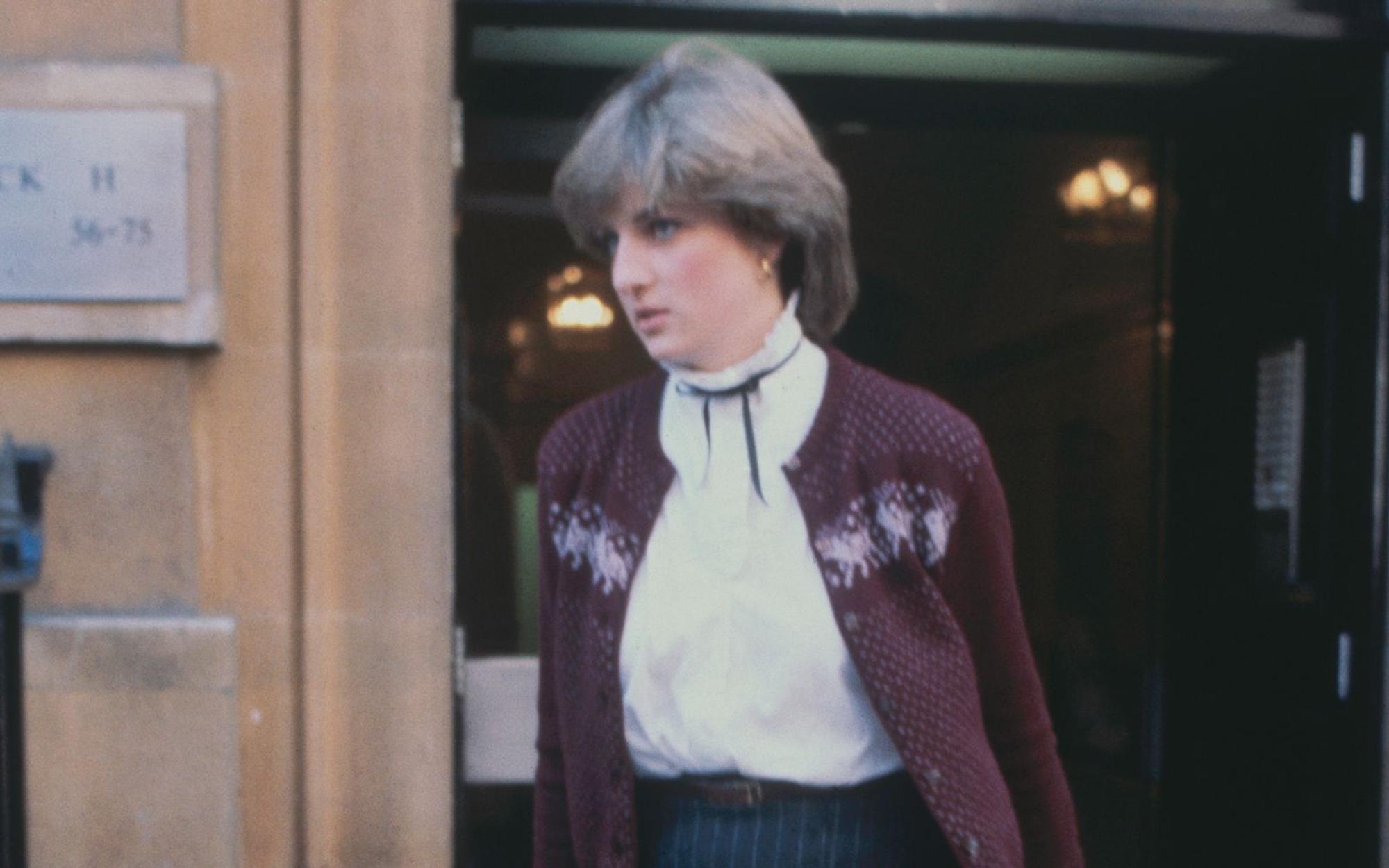 Immer im Fokus: Seit den ersten Dates zwischen Diana Spencer und Prinz Charles wurde Lady Di pausenlos von Paparazzi und Journalisten verfolgt. Auch auf dem Foto aus dem November 1980 wirkte sie gehetzt. (Bild: 2017 Getty Images/Hulton Archive)
