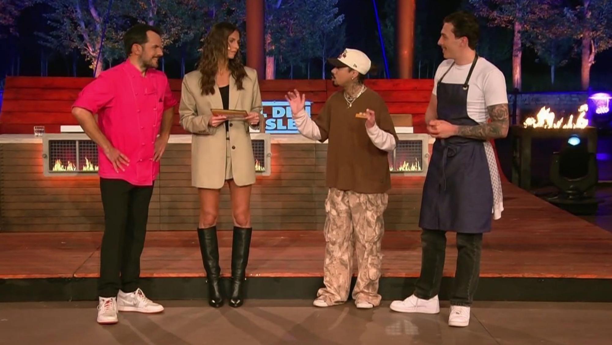 Zum Hauptgang brachte Bauer Verstärkung mit: Steffen Hensslers „The Taste“-Entdeckung und Mitarbeiter Antonio „Toni“ Zaza (rechts). Damit nicht genug, überredeten die beiden Henssler zu einer haarigen Wette. (Bild: RTL)