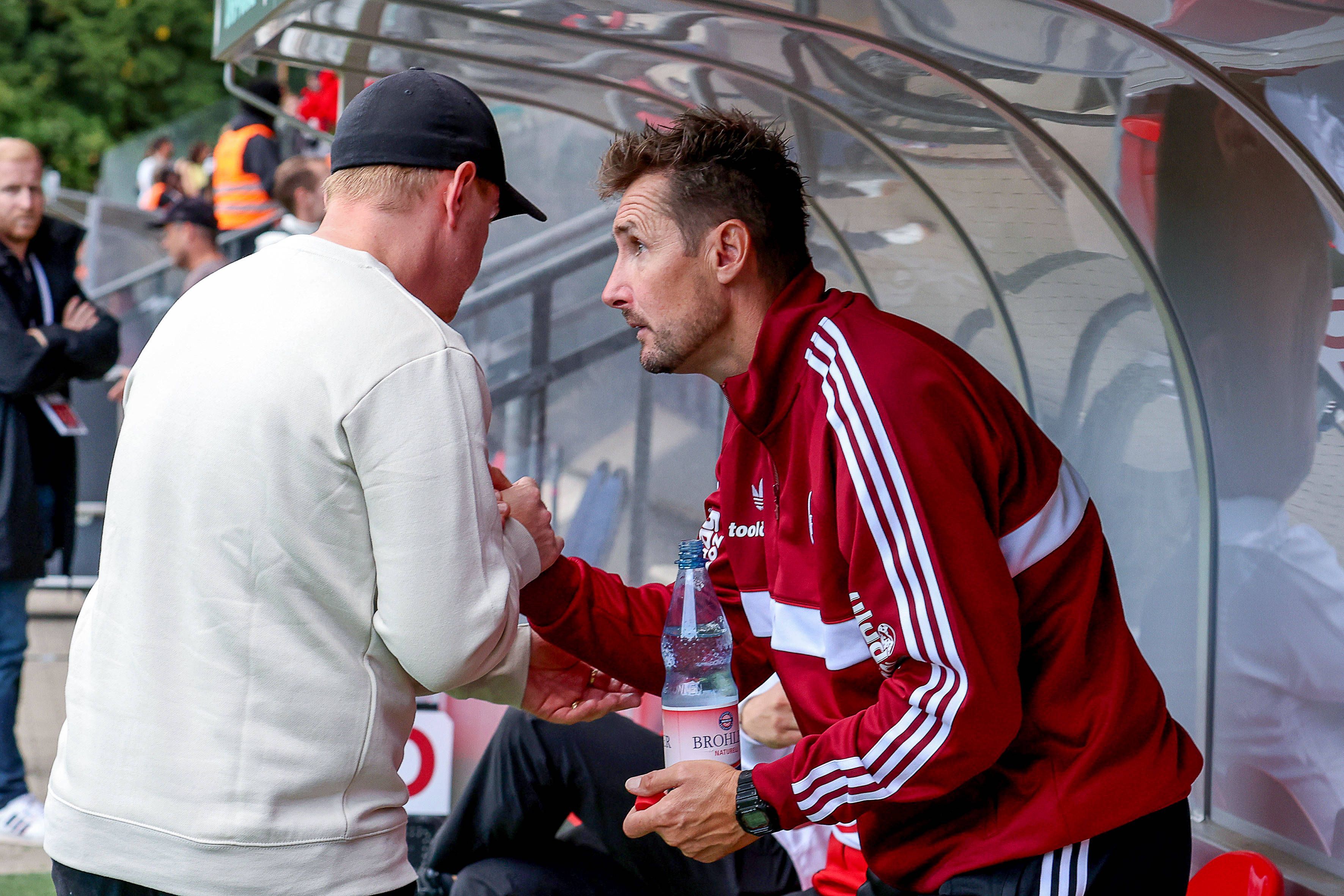Marian Wilhelm gratuliert Miroslav Klose zum Sieg.