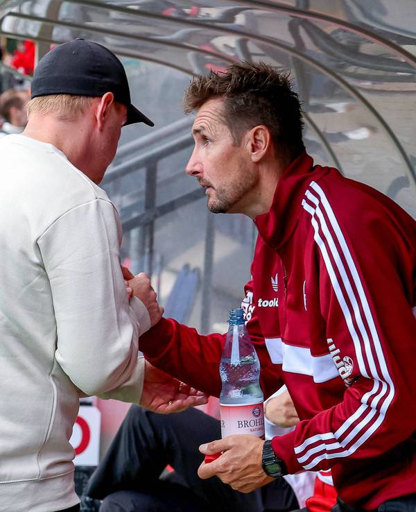 Marian Wilhelm gratuliert Miroslav Klose zum Sieg.