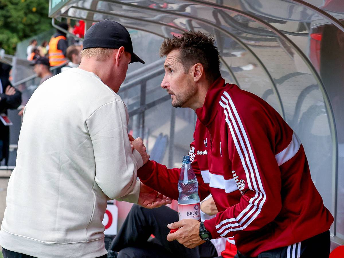 Marian Wilhelm gratuliert Miroslav Klose zum Sieg.