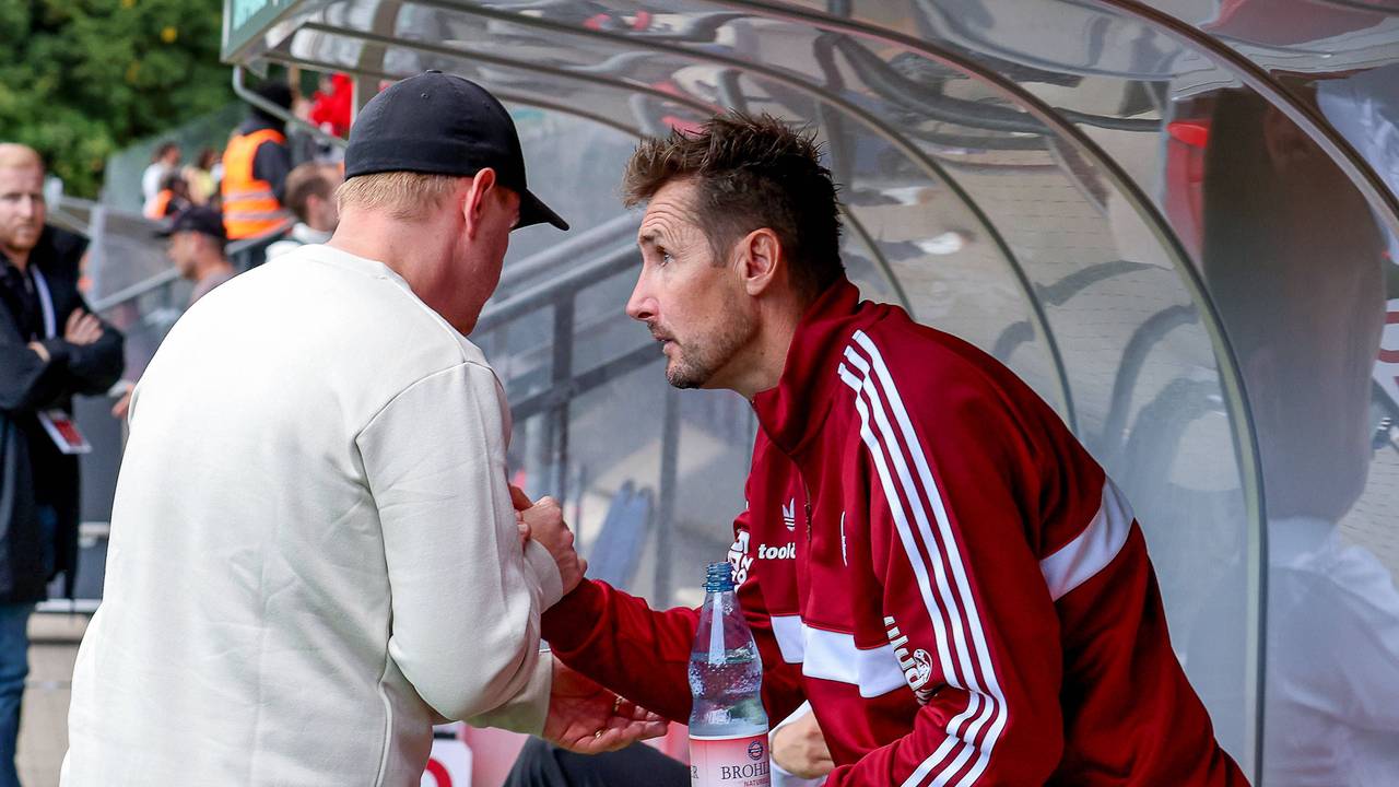 Marian Wilhelm gratuliert Miroslav Klose zum Sieg.
