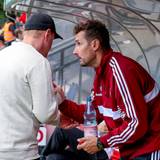 Marian Wilhelm gratuliert Miroslav Klose zum Sieg.