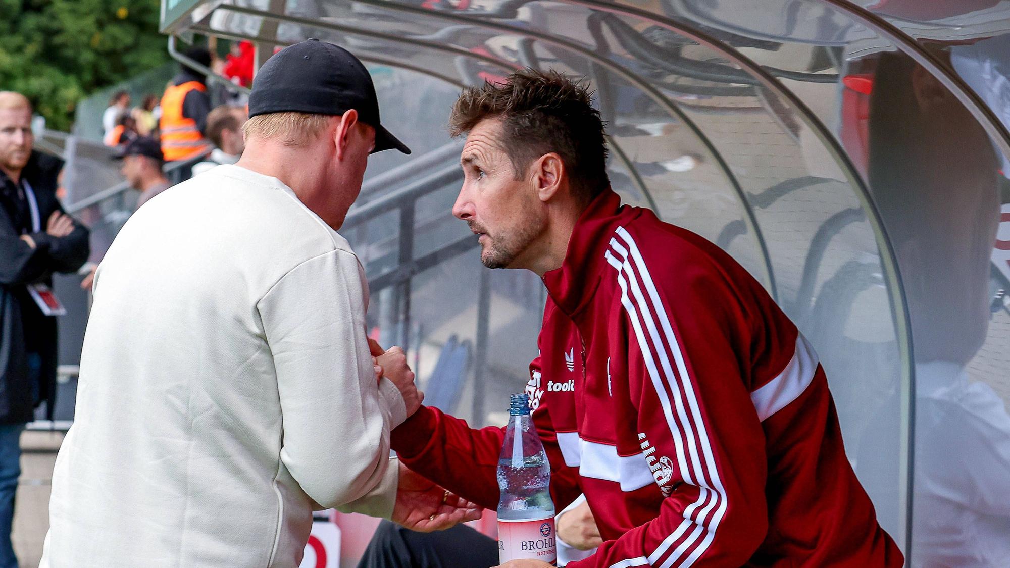 Marian Wilhelm gratuliert Miroslav Klose zum Sieg.