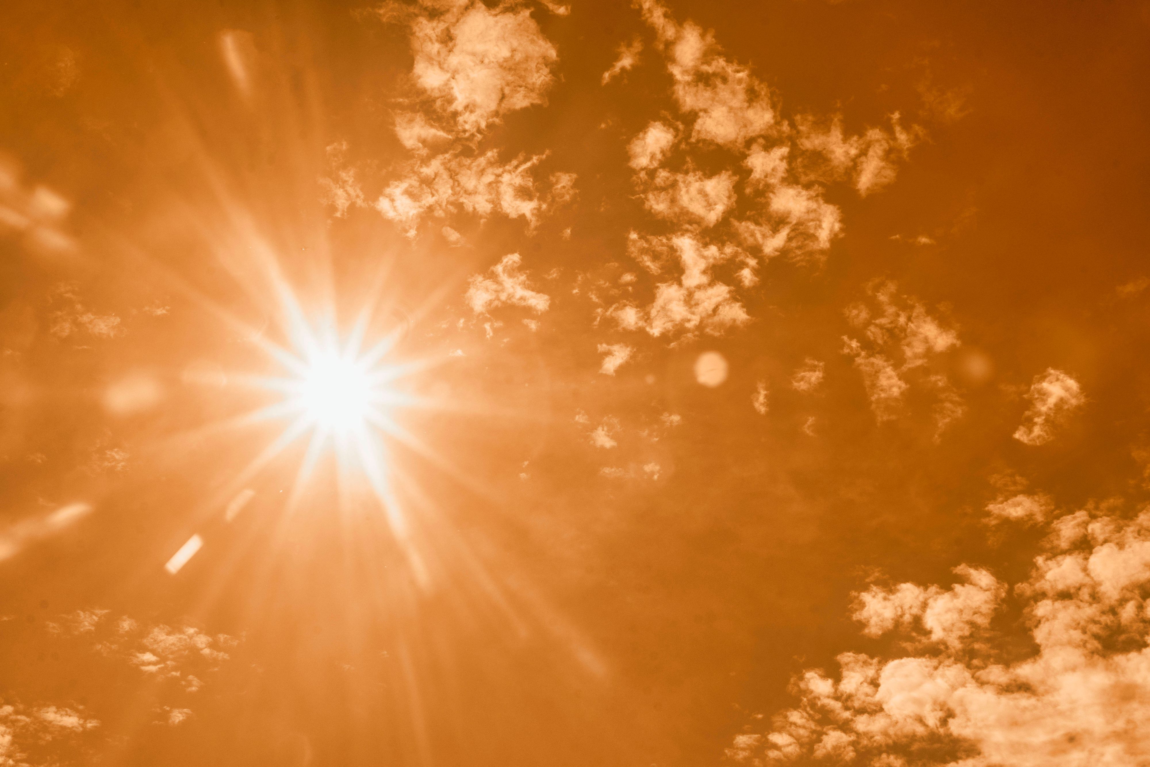 Die Sonne brennt am Himmel.