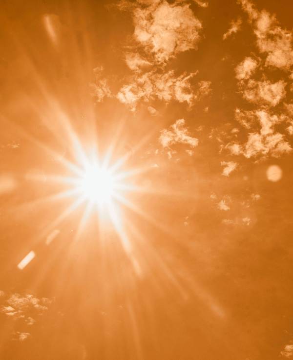 Die Sonne brennt am Himmel.