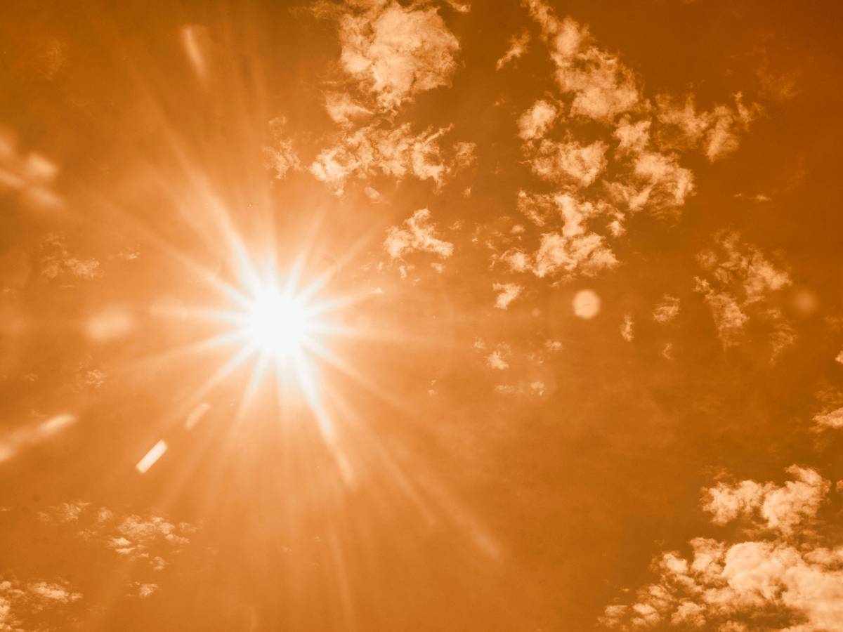 Die Sonne brennt am Himmel.