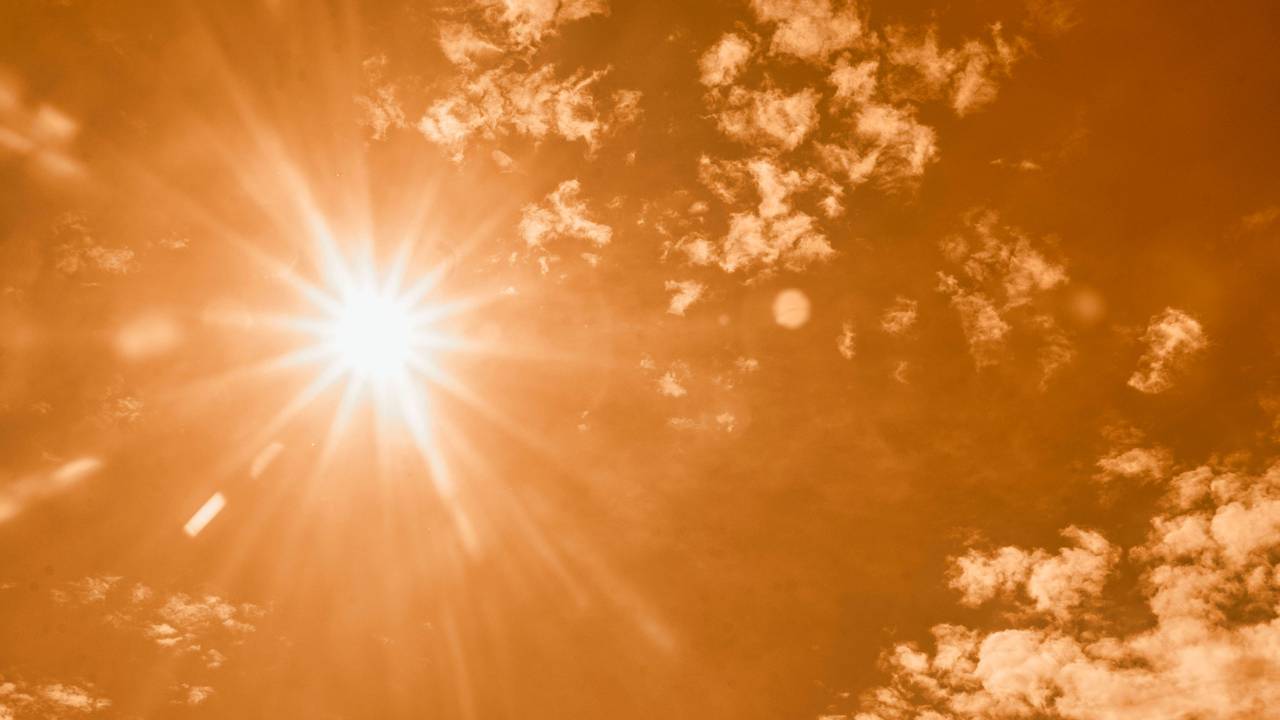 Die Sonne brennt am Himmel.
