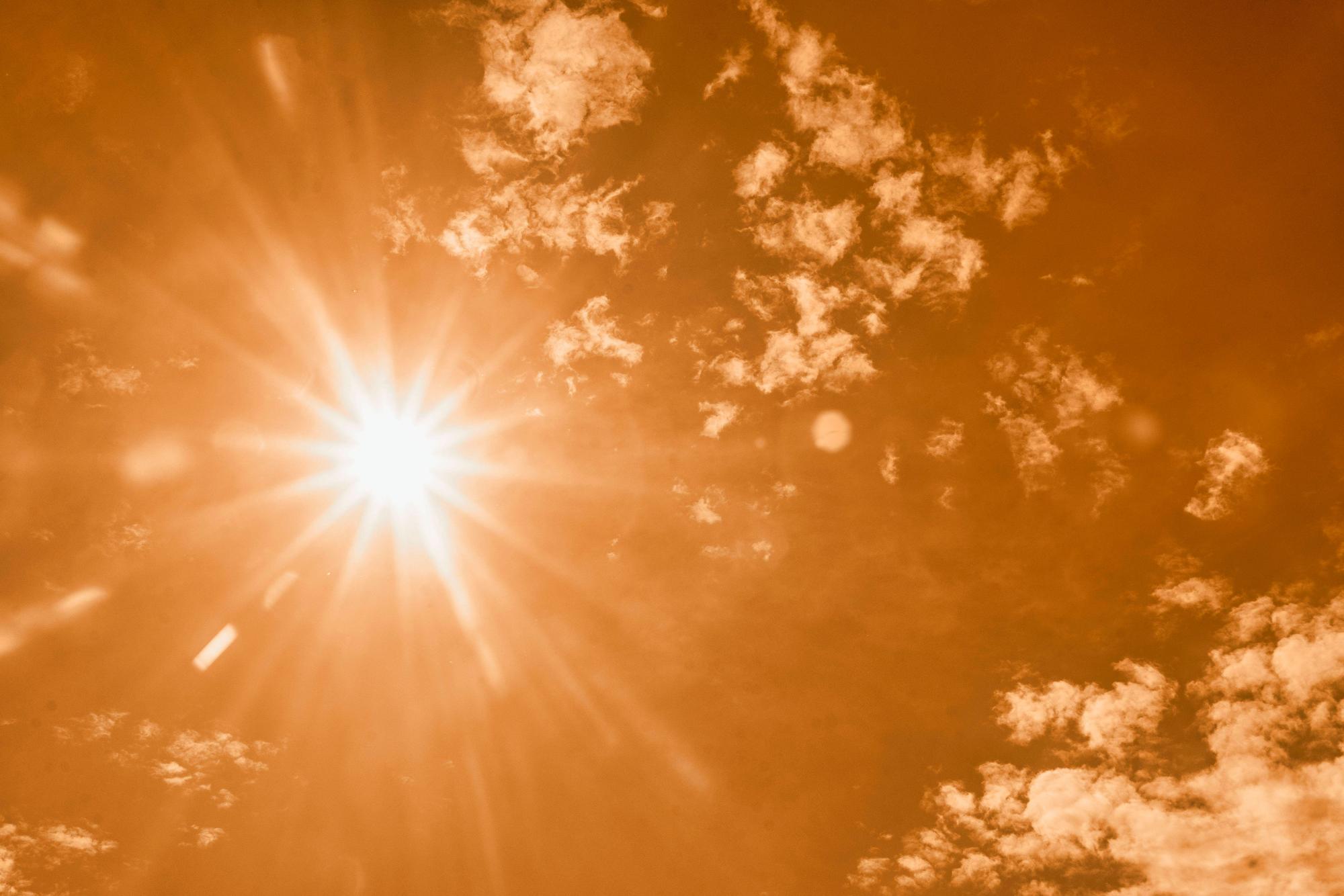 Die Sonne brennt am Himmel.