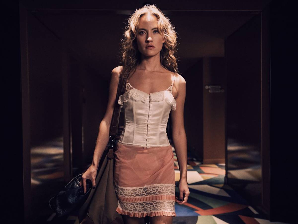 Nelly (Ella Morgen) wird in der ARD-Serie „Selling Sex“ zu Aurora. (Bild: ARD Degeto Film/Mia Wallace Productions/Senator Film Produktion/Michel Vertongen)