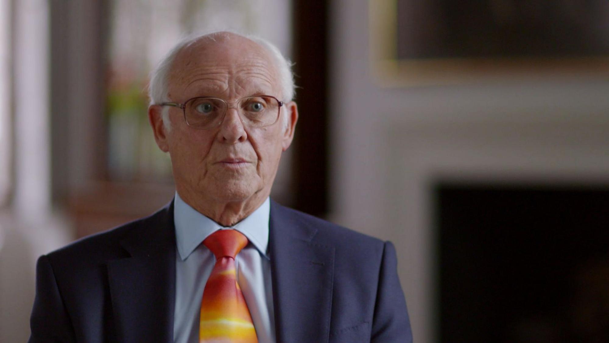 Dickie Arbiter war jahrelang Pressesprecher von Queen Elizabeth II. Er koordinierte auch den Medienaufmarsch, als der Leichnam von Prinzessin Diana 1997 von Paris nach London überführt wurde. (Bild: Atomic Productions/The History Channel)