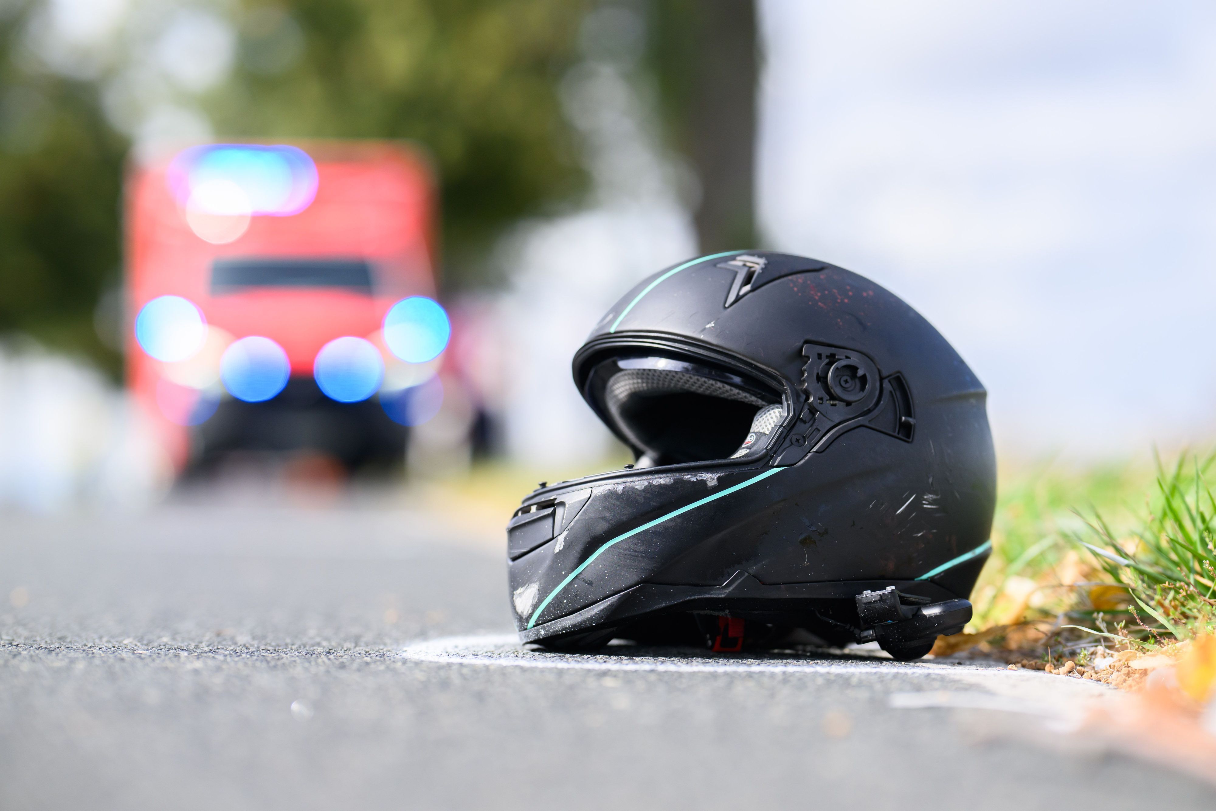 Der Helm eines Motorradfahrers liegt nach einem Unfall auf der Straße.