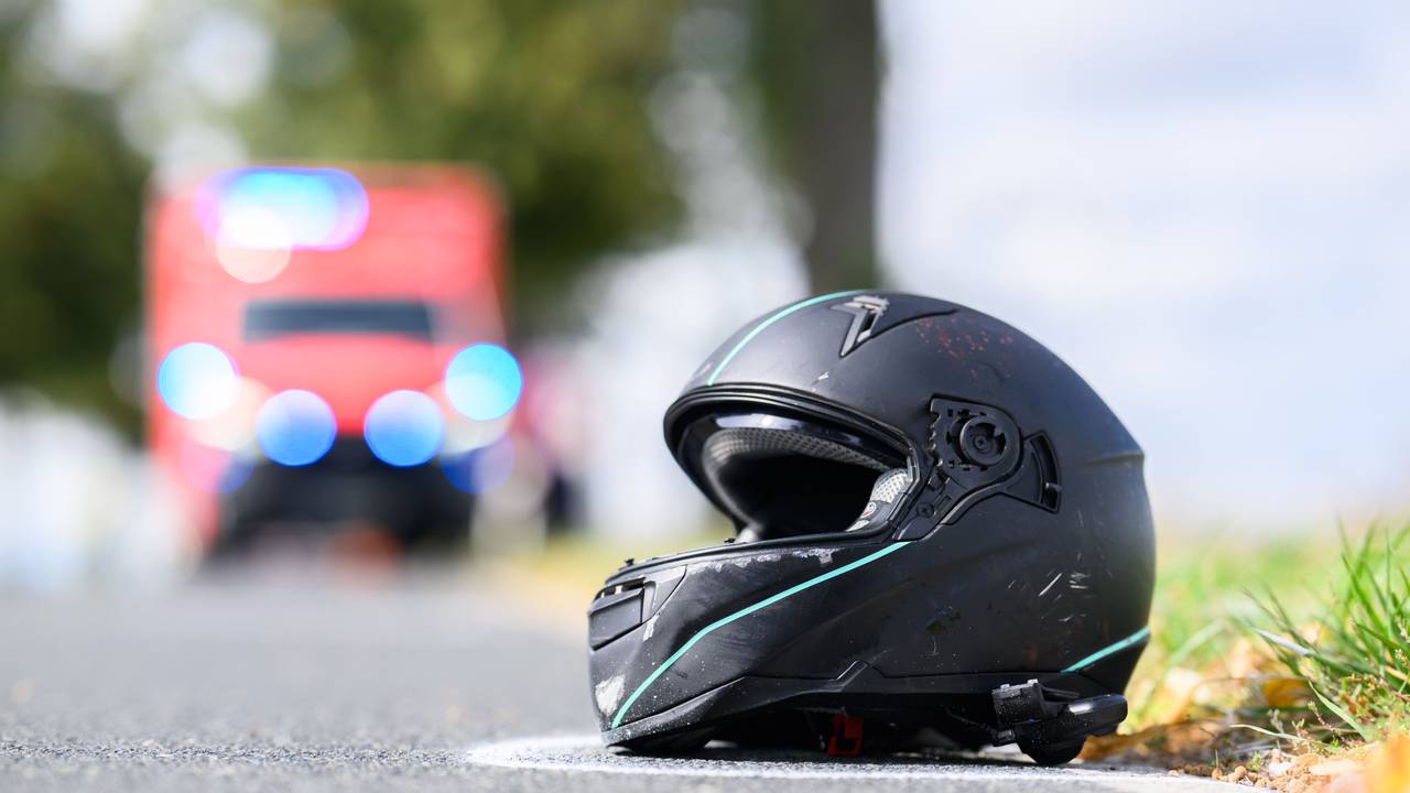 Der Helm eines Motorradfahrers liegt nach einem Unfall auf der Straße.