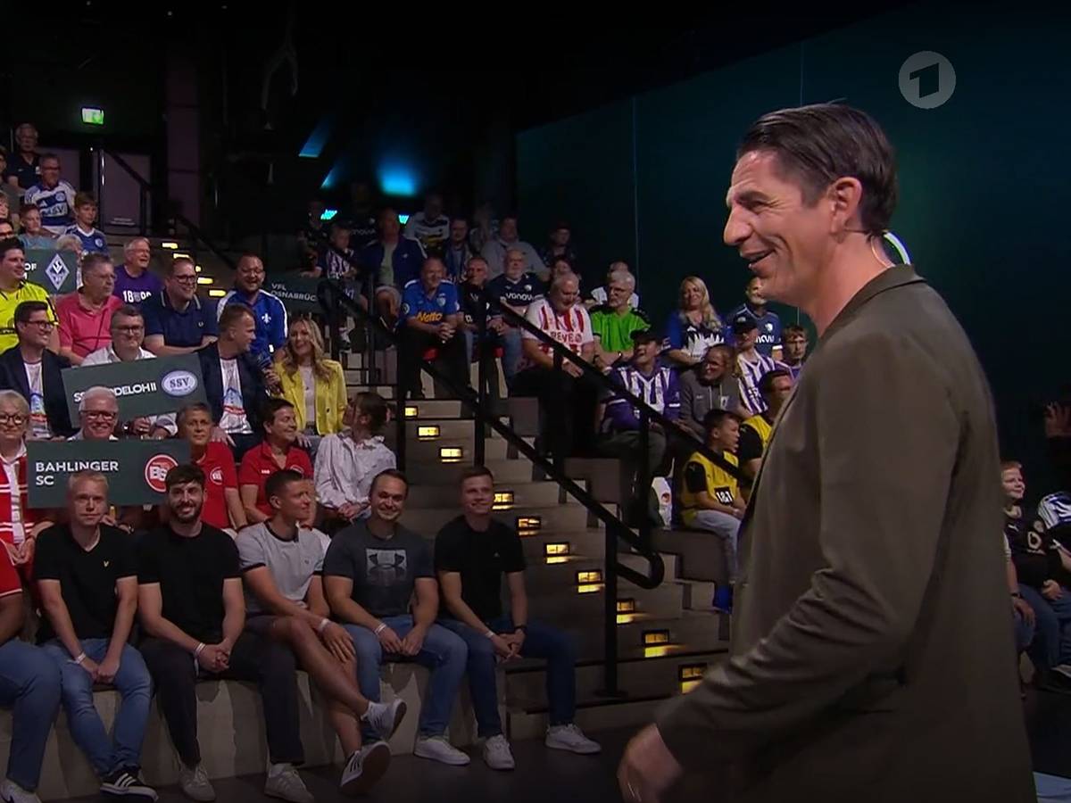 Deniz Aytekin lacht nach der Ansage von Olaf Blancke, Sportlicher Leiter des SSV Jeddeloh II.