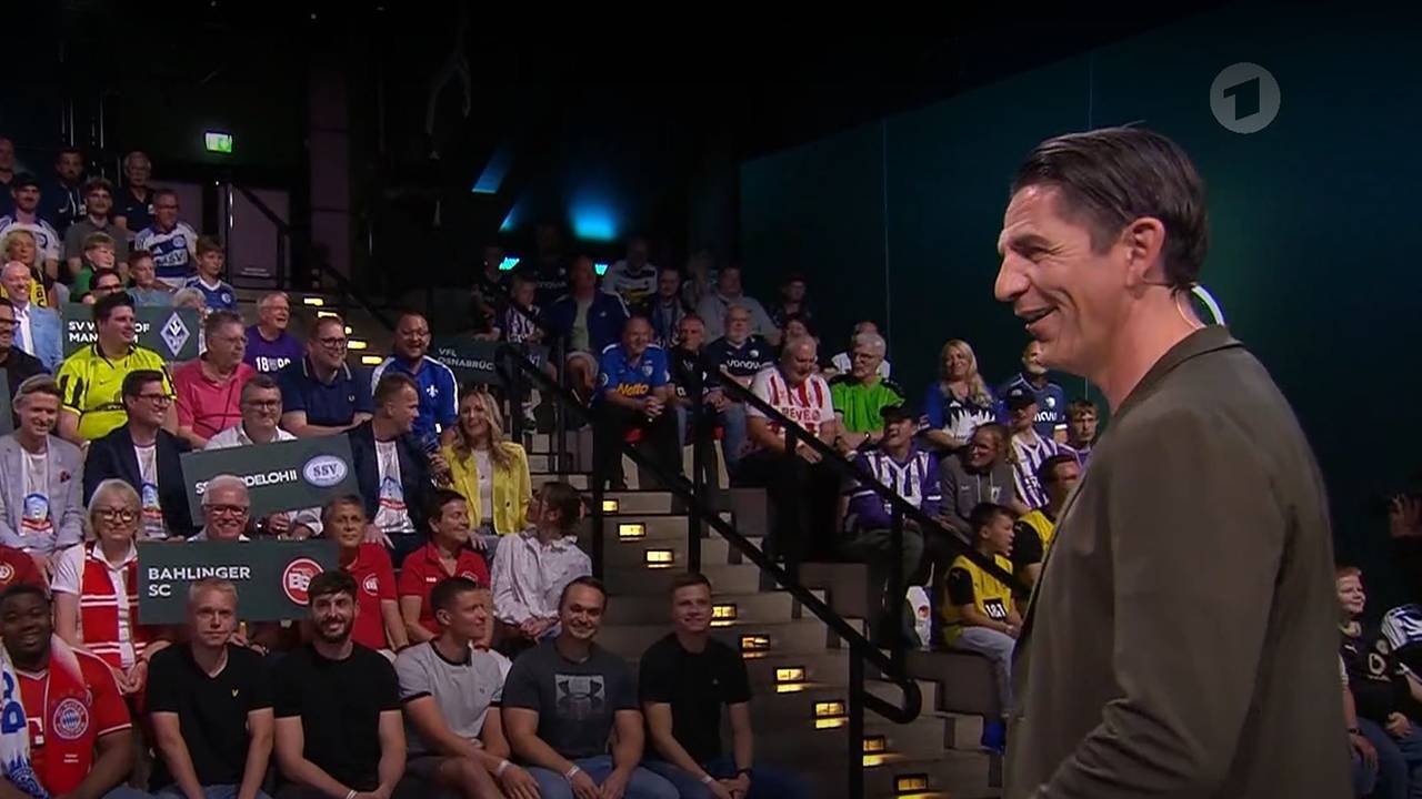 Deniz Aytekin lacht nach der Ansage von Olaf Blancke, Sportlicher Leiter des SSV Jeddeloh II.