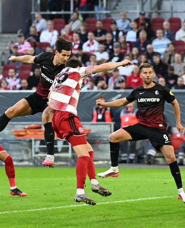 Igor Matanović (oben l, SC Freiburg) erzielt das Tor zum 0:2.
