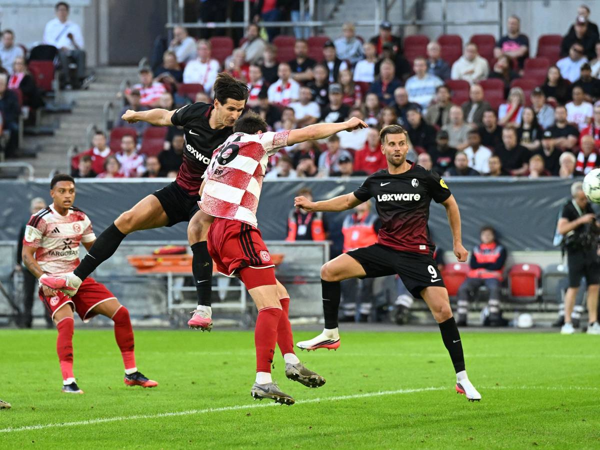 Igor Matanović (oben l, SC Freiburg) erzielt das Tor zum 0:2.