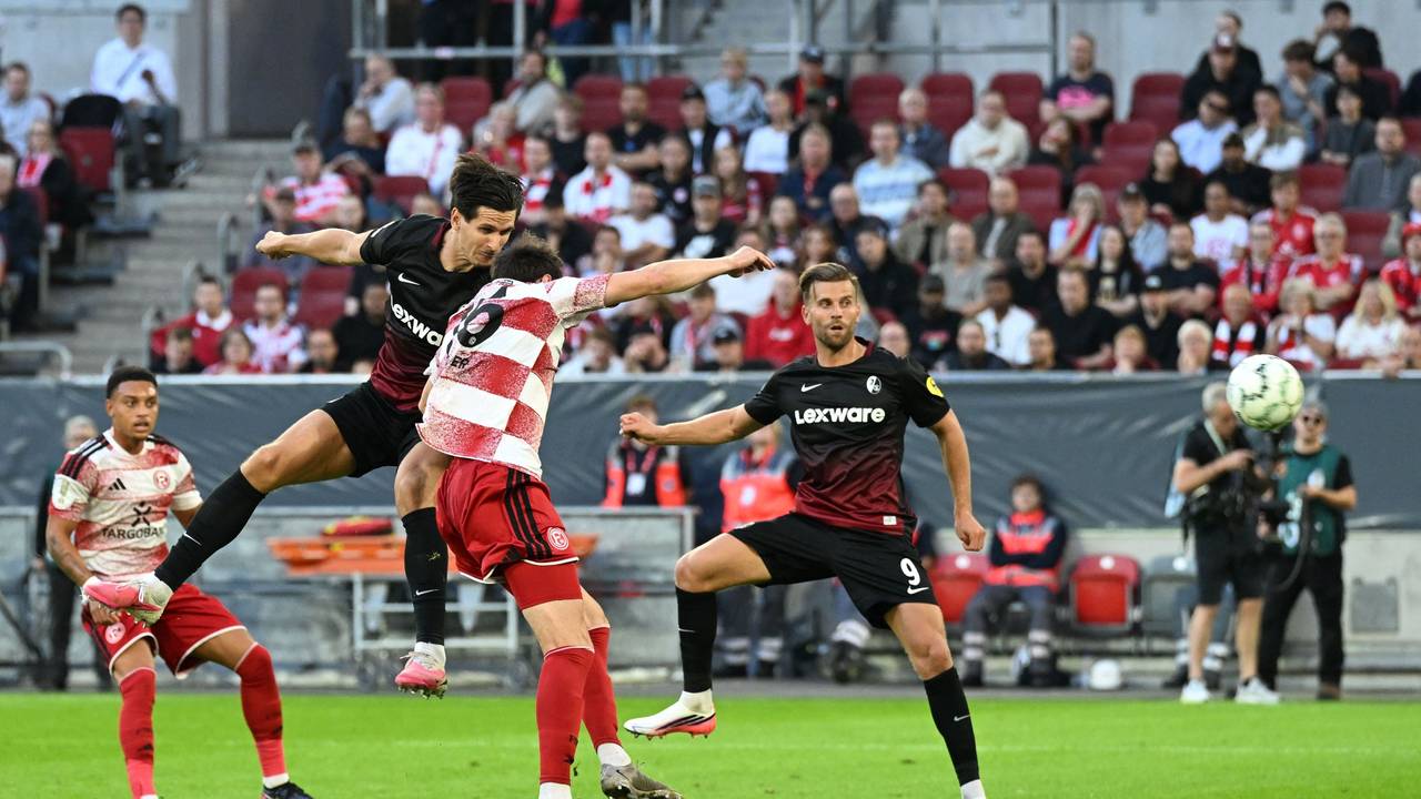 Igor Matanović (oben l, SC Freiburg) erzielt das Tor zum 0:2.