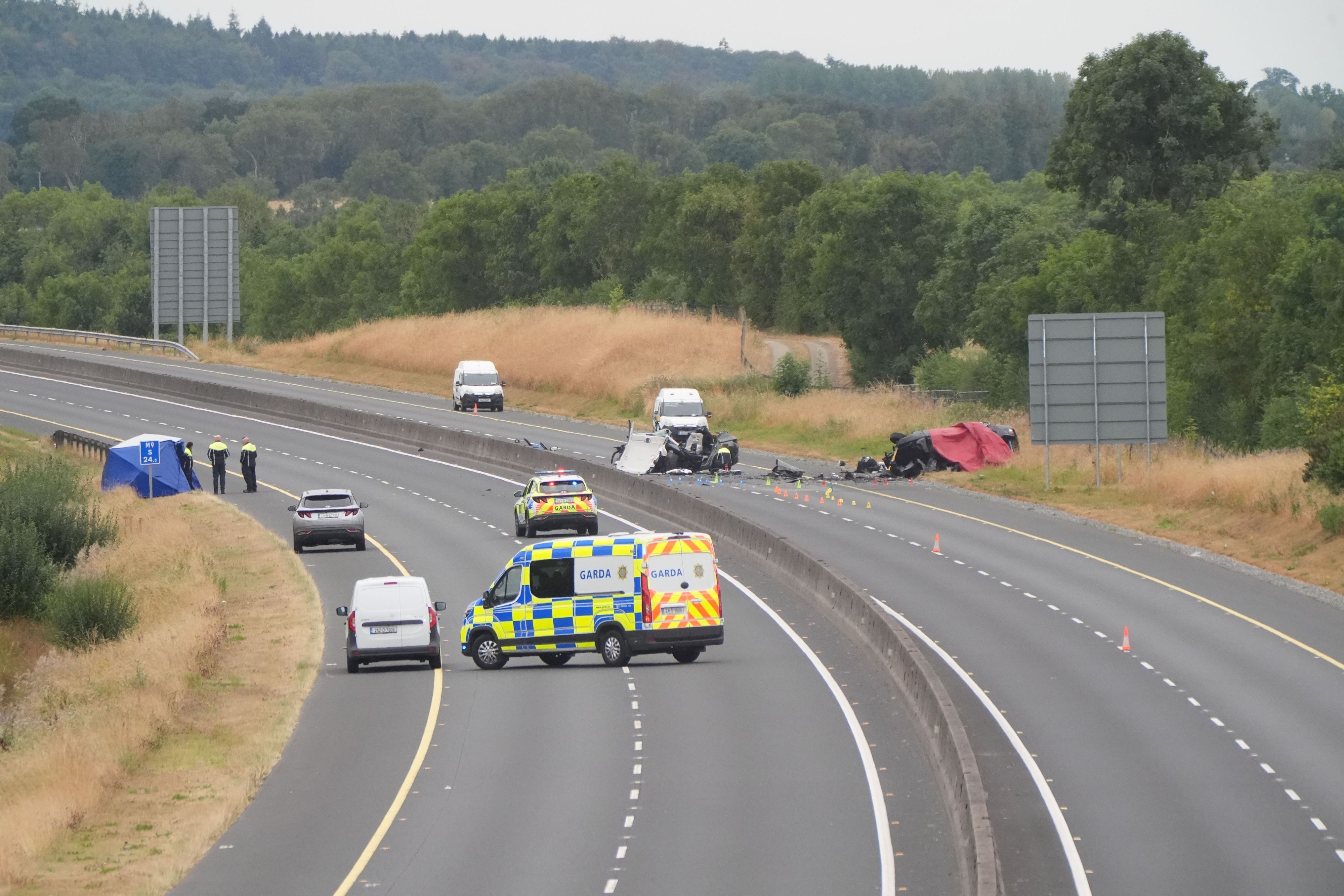 Auf der M9 im County Kildare kamen bei einem Frontalzusammenstoß zwischen zwei Pkws mehrere Menschen ums Leben.