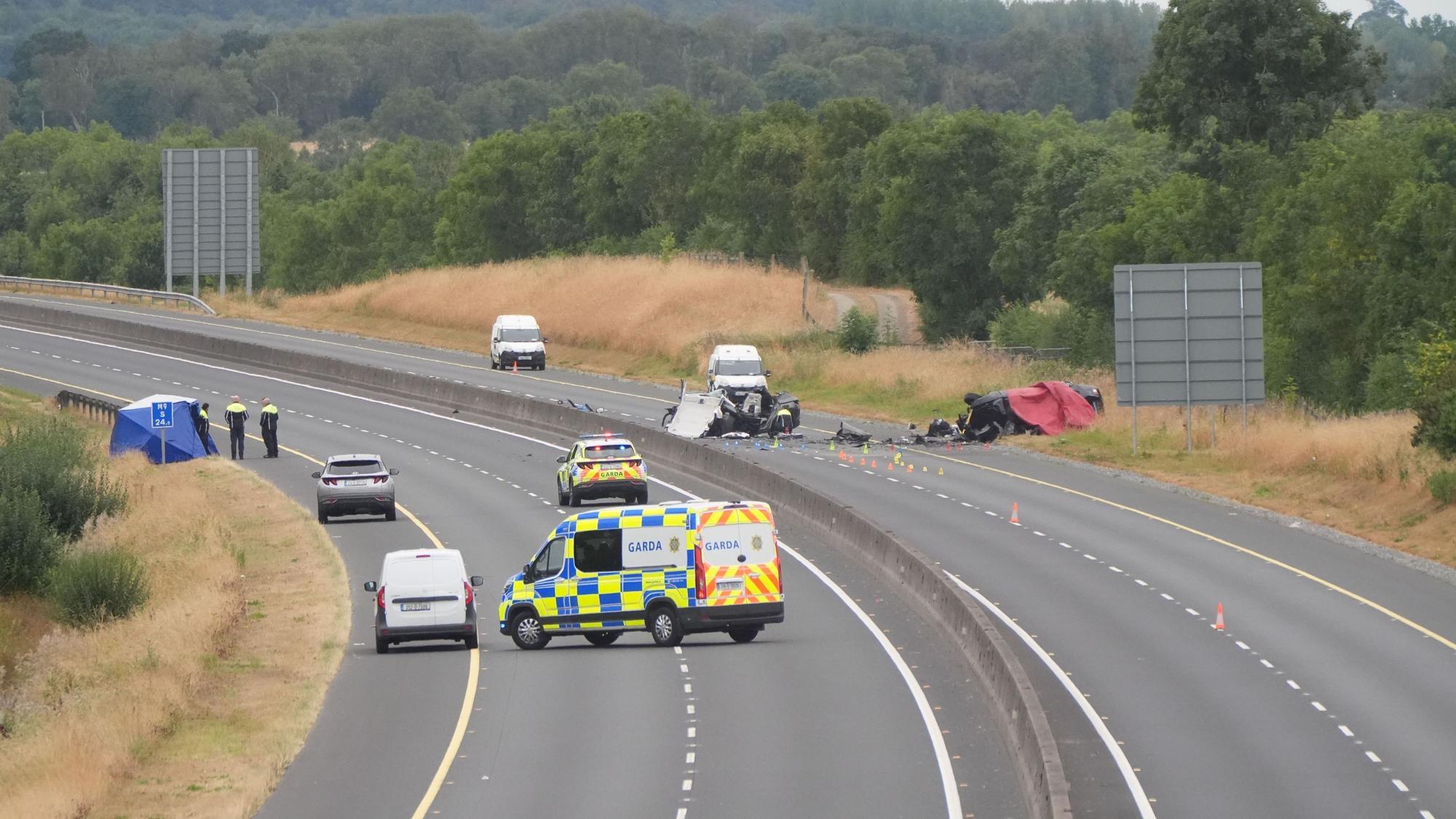Auf der M9 im County Kildare kamen bei einem Frontalzusammenstoß zwischen zwei Pkws mehrere Menschen ums Leben.