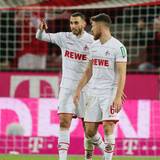 Ellyes Skhiri und Salih Özcan besprechen sich auf dem Platz.