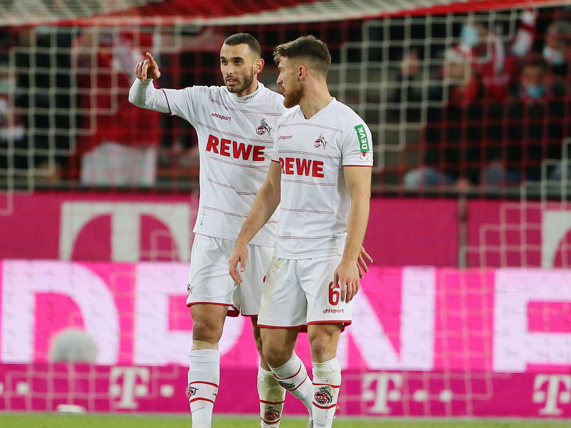 Ellyes Skhiri und Salih Özcan besprechen sich auf dem Platz.