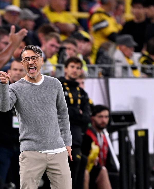 BVB-Trainer Niko Kovac zeigt wütend in Richtung der Trainerbank des FC Bayern. Bayern-Coach Vincent Kompany gibt derweil seinen Spielern Anweisungen.