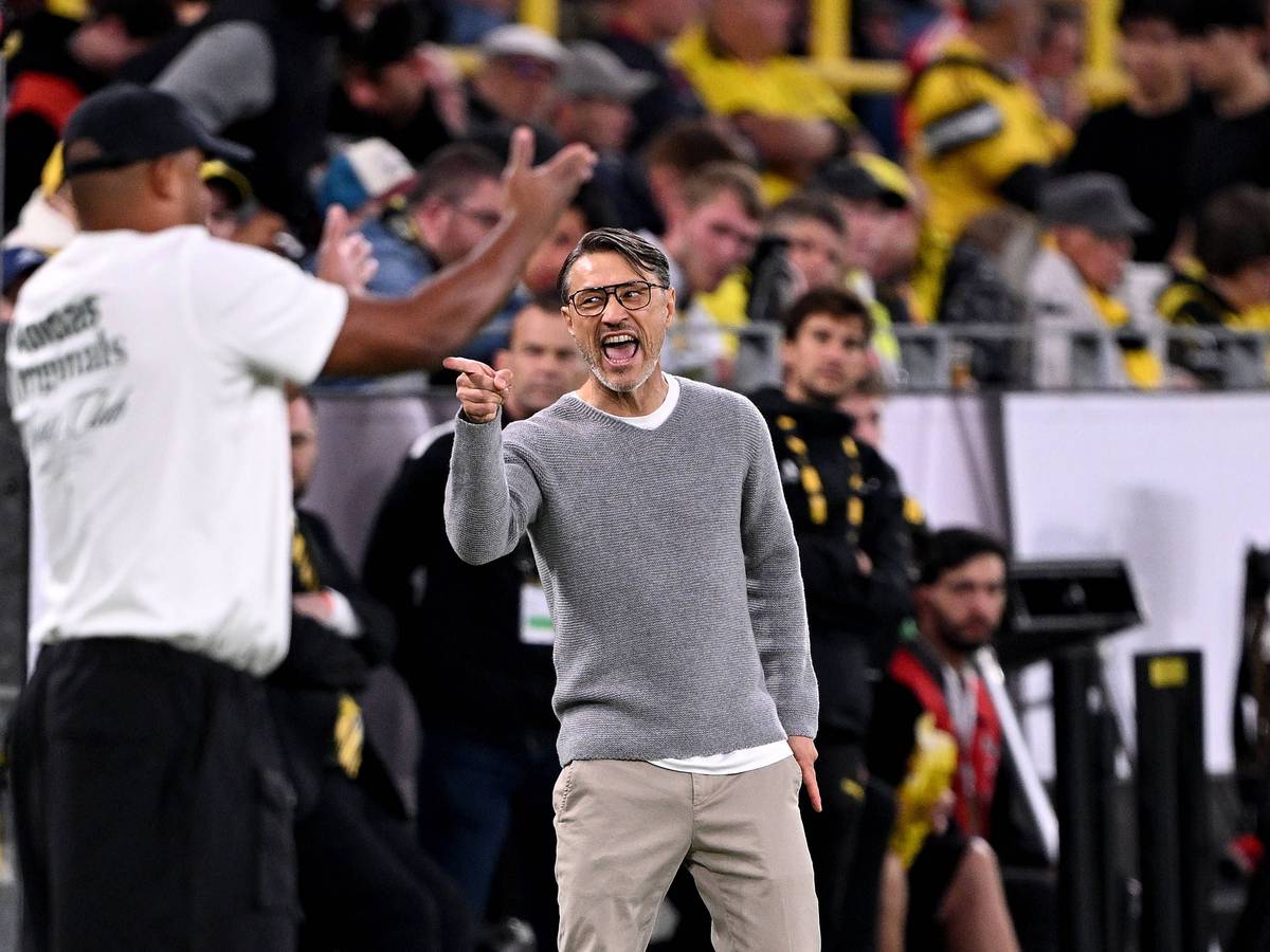 BVB-Trainer Niko Kovac zeigt wütend in Richtung der Trainerbank des FC Bayern. Bayern-Coach Vincent Kompany gibt derweil seinen Spielern Anweisungen.