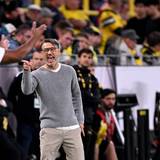 BVB-Trainer Niko Kovac zeigt wütend in Richtung der Trainerbank des FC Bayern. Bayern-Coach Vincent Kompany gibt derweil seinen Spielern Anweisungen.