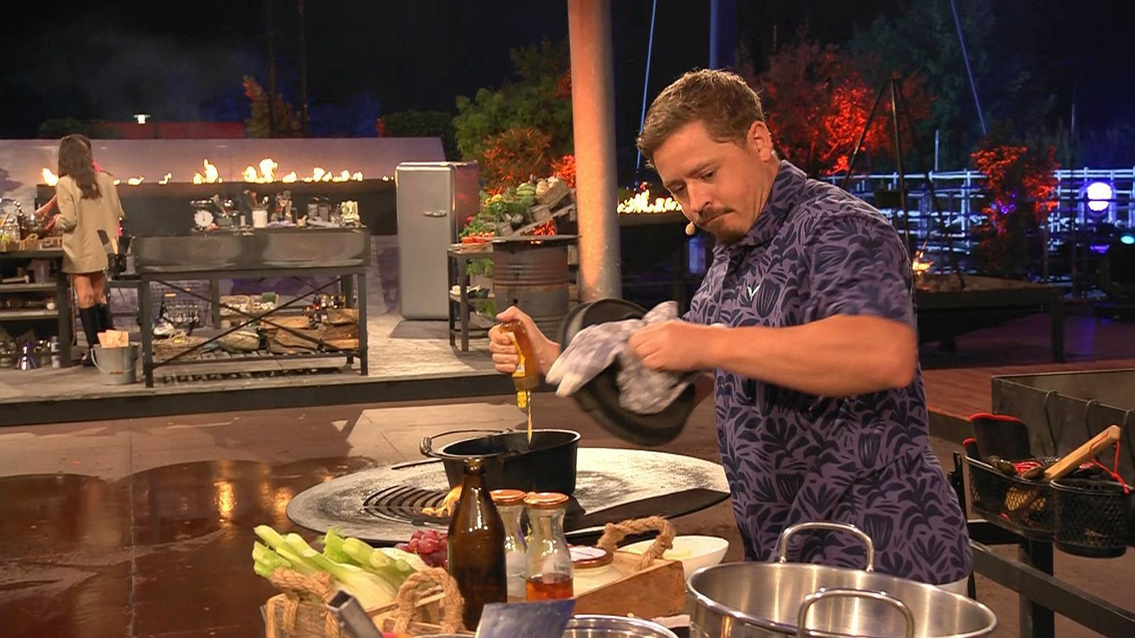 Kein Glück hatte Gustav Schäfer von Tokio Hotel bei seinem Heimspiel auf der Magdeburger Seebühne. Sein Dessert „Gegrillter Fenchel, Marscarpone, Weintrauben und Cookie-Topping“ geriet zum Fiasko. (Bild: RTL)