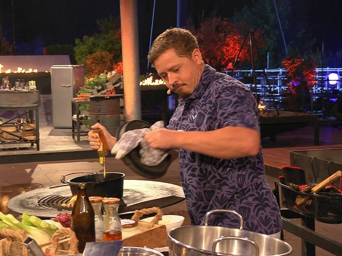 Kein Glück hatte Gustav Schäfer von Tokio Hotel bei seinem Heimspiel auf der Magdeburger Seebühne. Sein Dessert „Gegrillter Fenchel, Marscarpone, Weintrauben und Cookie-Topping“ geriet zum Fiasko. (Bild: RTL)