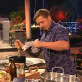 Kein Glück hatte Gustav Schäfer von Tokio Hotel bei seinem Heimspiel auf der Magdeburger Seebühne. Sein Dessert „Gegrillter Fenchel, Marscarpone, Weintrauben und Cookie-Topping“ geriet zum Fiasko. (Bild: RTL)