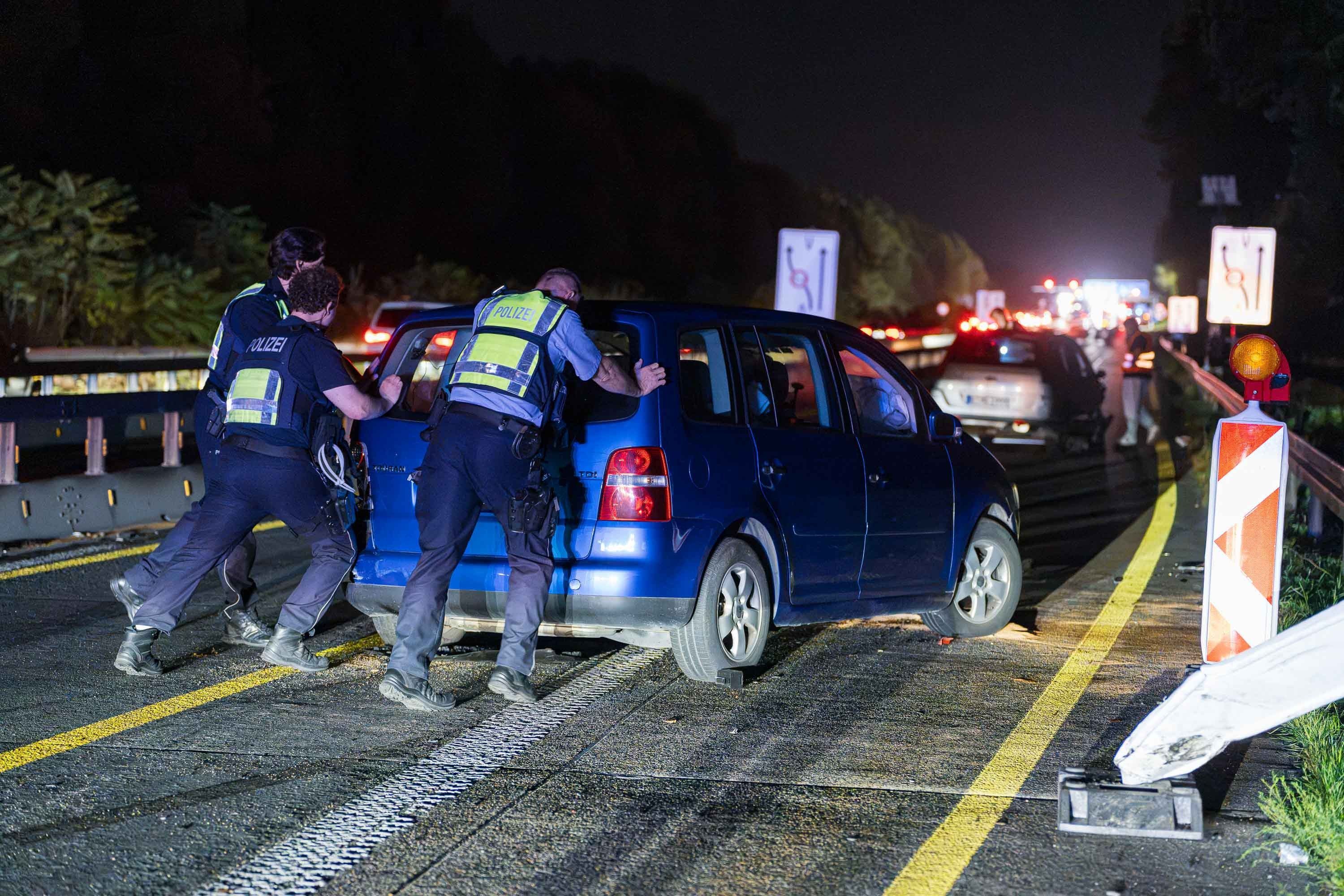 Auf einem Polizeifahrzeug warnt eine Leuchtschrift vor einer Unfallstelle.