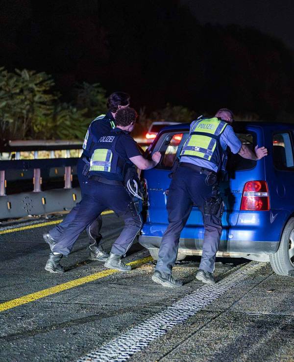 Auf einem Polizeifahrzeug warnt eine Leuchtschrift vor einer Unfallstelle.