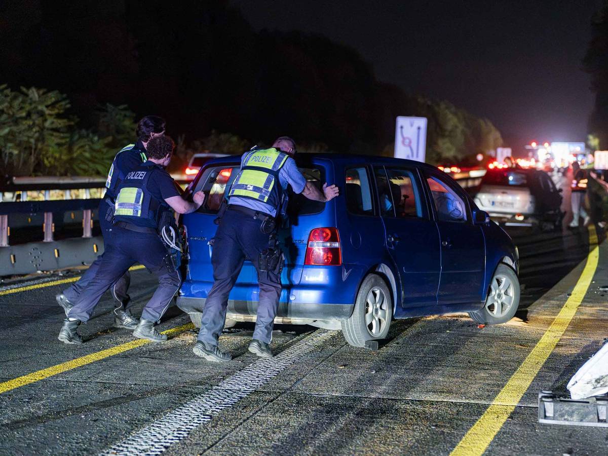 Auf einem Polizeifahrzeug warnt eine Leuchtschrift vor einer Unfallstelle.