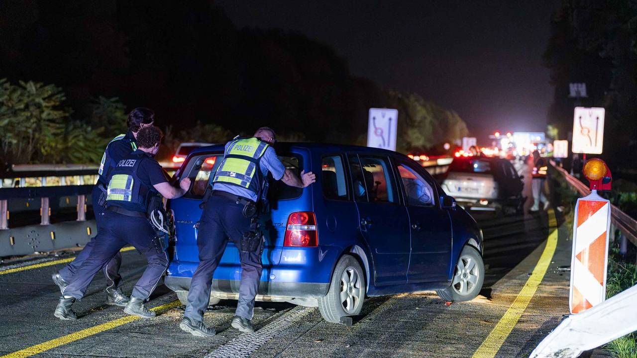 Auf einem Polizeifahrzeug warnt eine Leuchtschrift vor einer Unfallstelle.