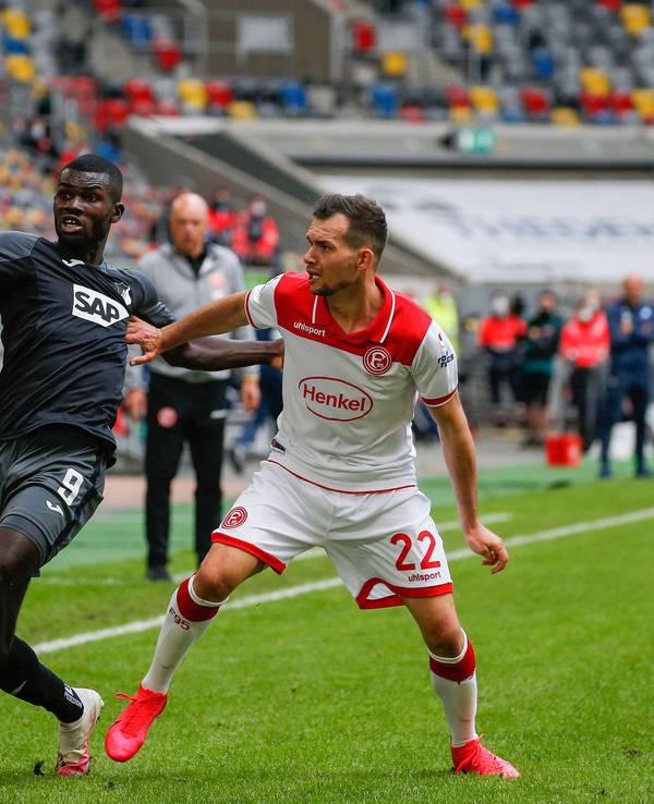 Ihlas Bebou im Zweikampf mit Kevin Stöger.