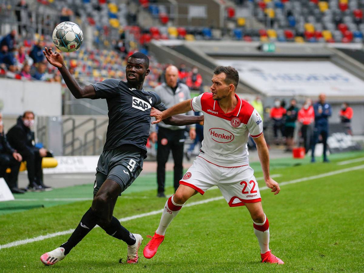 Ihlas Bebou im Zweikampf mit Kevin Stöger.