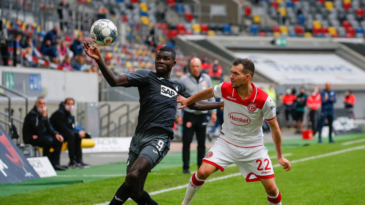 Ihlas Bebou im Zweikampf mit Kevin Stöger.