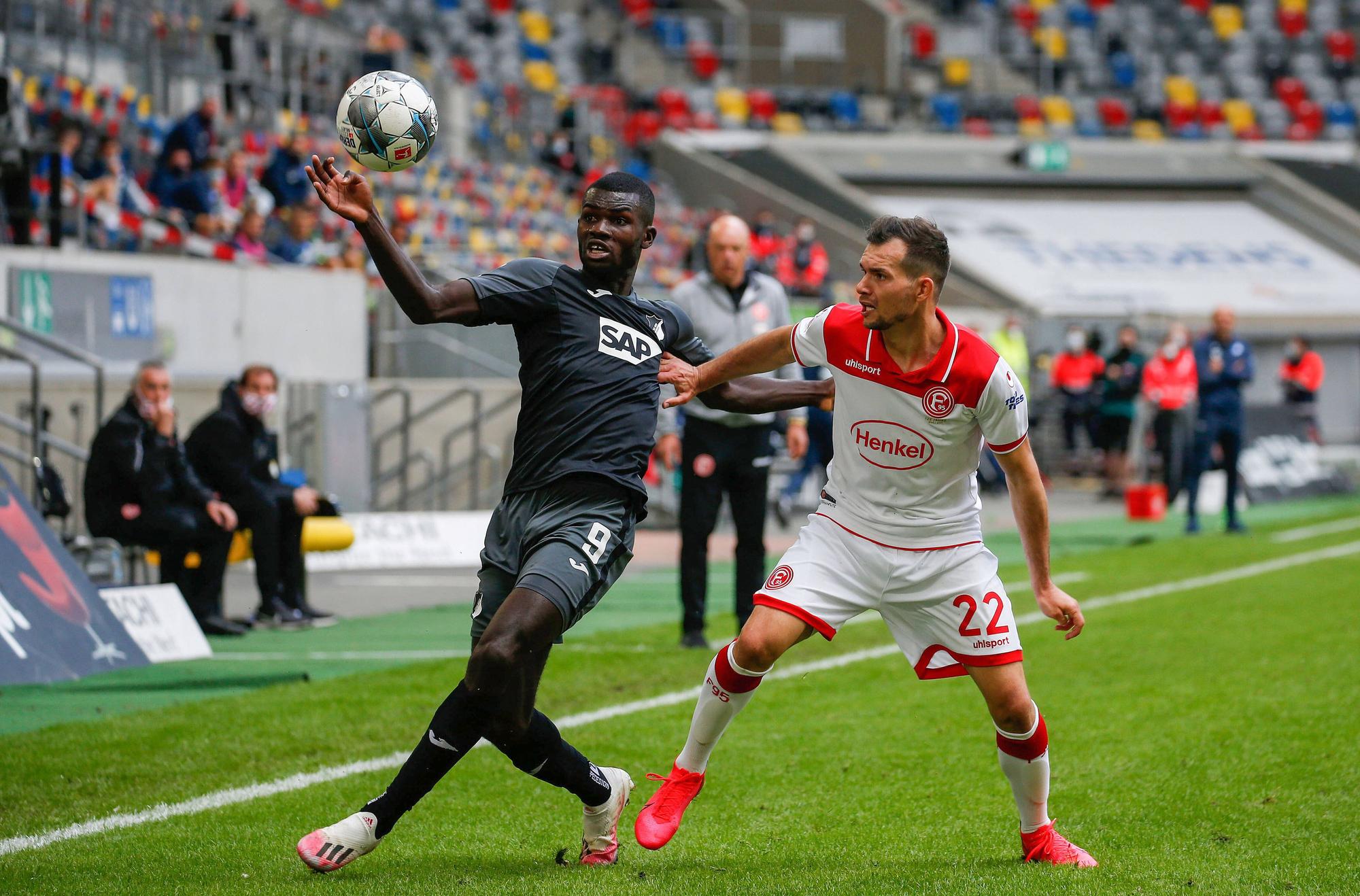 Ihlas Bebou im Zweikampf mit Kevin Stöger.
