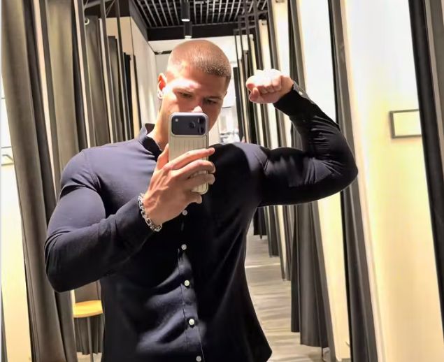 Die gepolsterten Shirts werden unter der Kleidung getragen, um die Silhouette muskulöser wirken zu lassen.