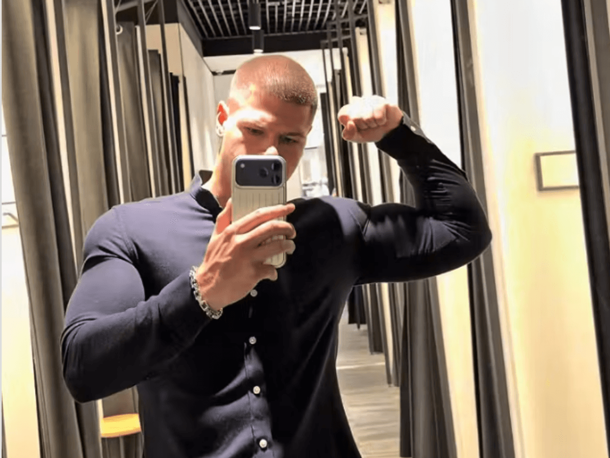 Die gepolsterten Shirts werden unter der Kleidung getragen, um die Silhouette muskulöser wirken zu lassen.