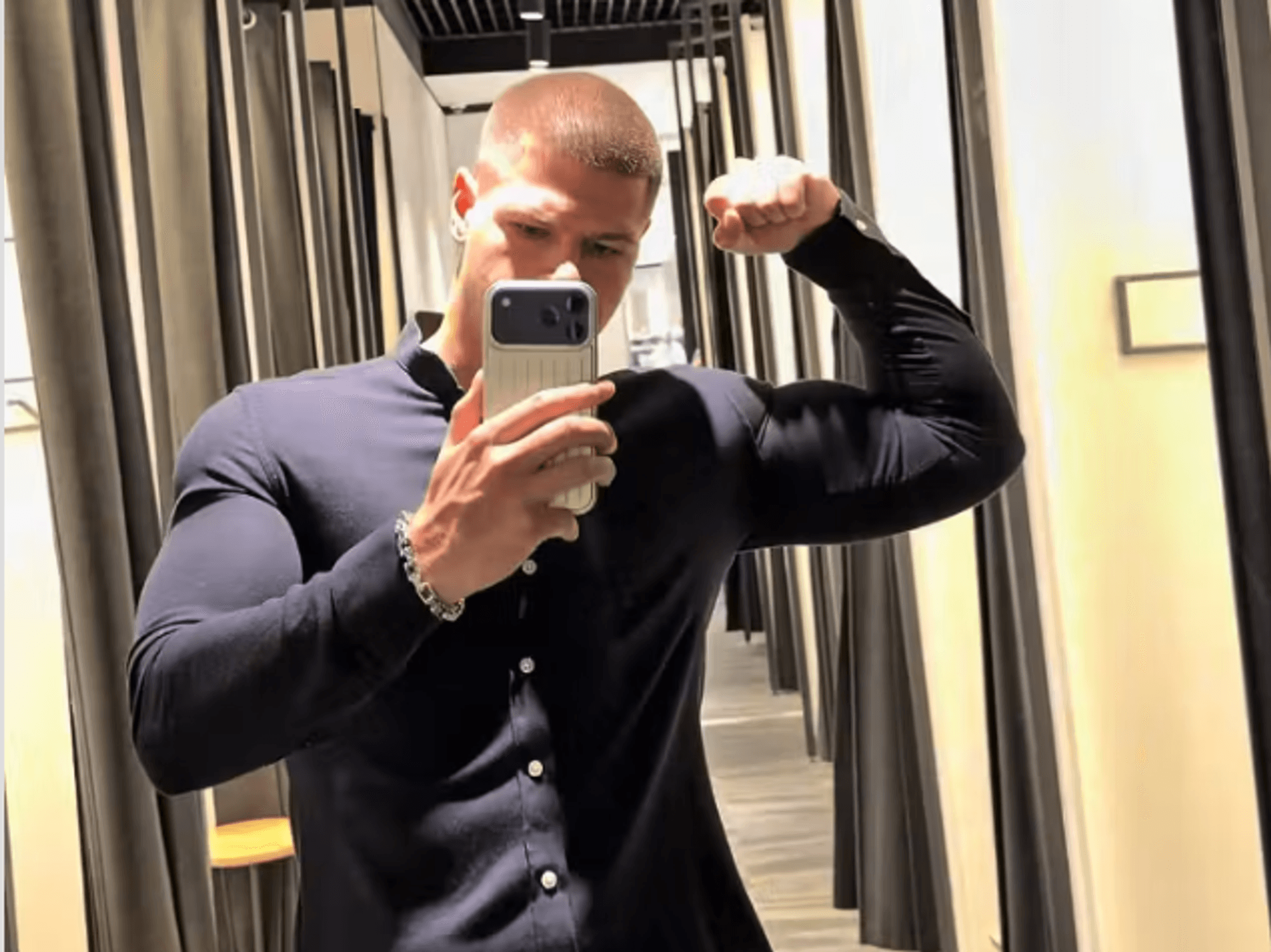 Die gepolsterten Shirts werden unter der Kleidung getragen, um die Silhouette muskulöser wirken zu lassen.