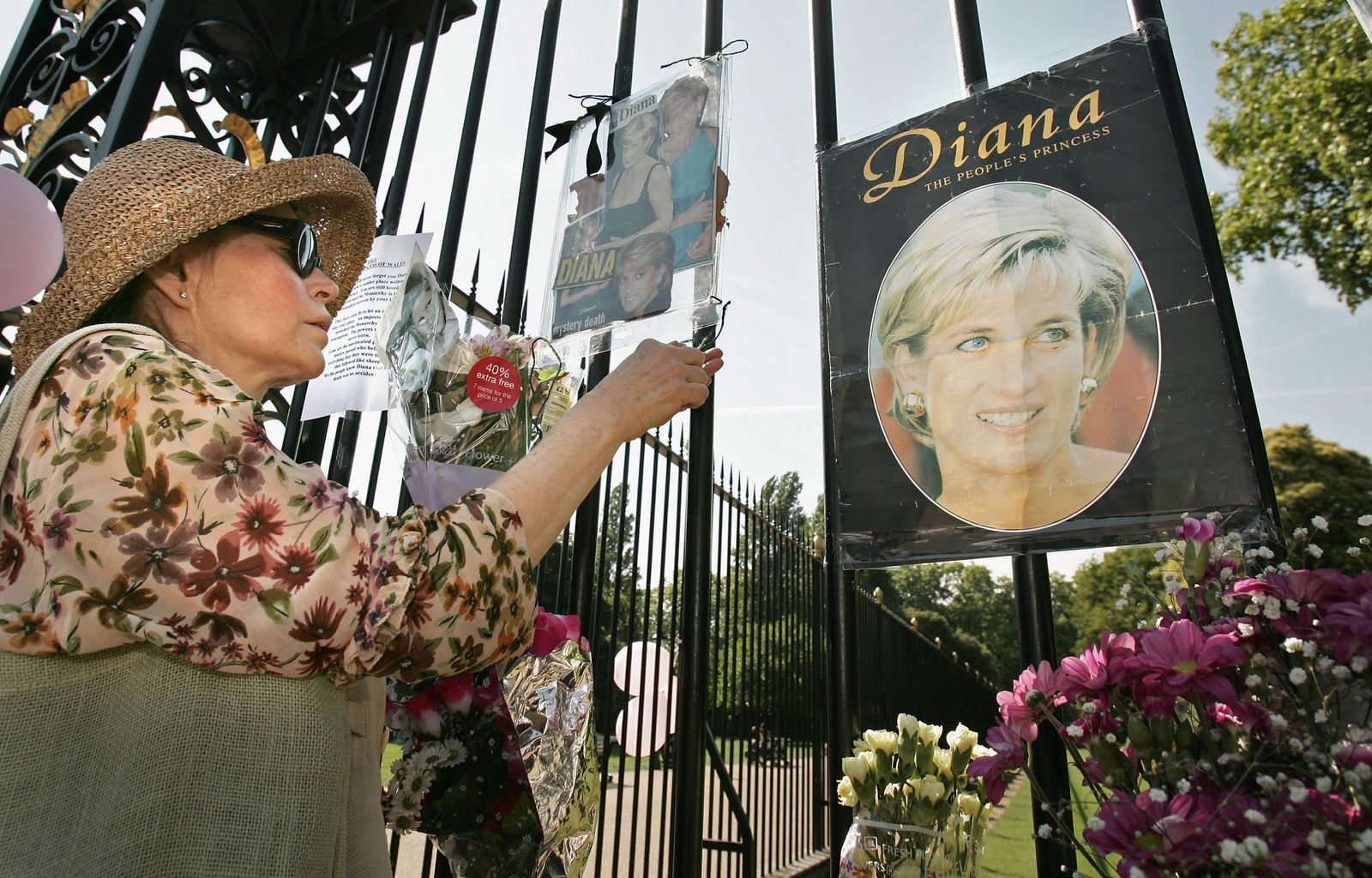 Nach Dianas Tod trauerten Menschen weltweit - wie hier am Kensington Palace in London. (Bild: 2005 Getty Images/Peter Macdiarmid)