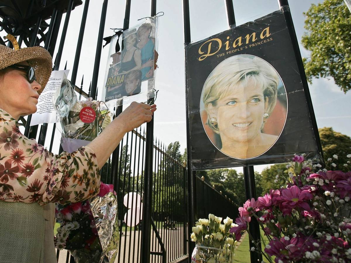 Nach Dianas Tod trauerten Menschen weltweit - wie hier am Kensington Palace in London. (Bild: 2005 Getty Images/Peter Macdiarmid)
